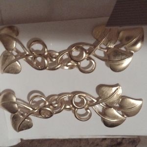 1991 Avon Nib leaf Vine gold tone pierced earrings with surgical steel post